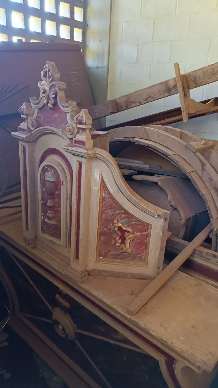 Altar barroco da antiga Igreja do Rosário retorna a Viçosa para restauração pública