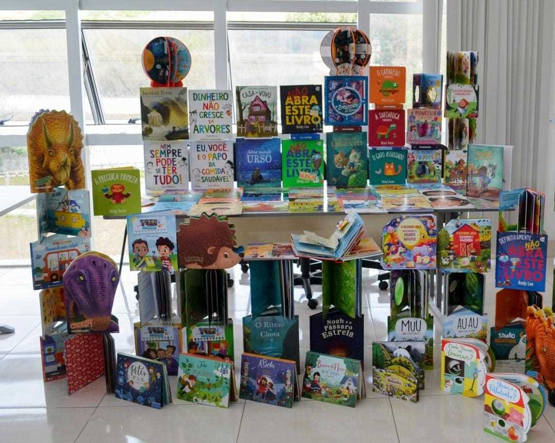 Prefeitura de Viçosa distribui kits de biblioteca para escolas municipais