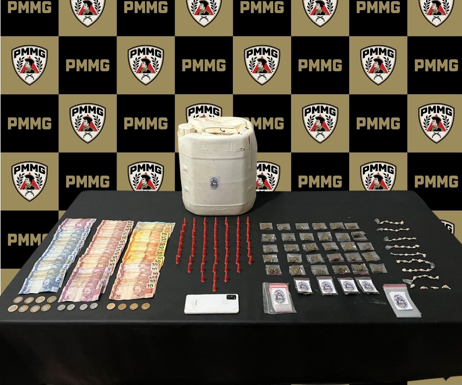 PM apreende dois adolescentes e grande quantidade de drogas em VRB
