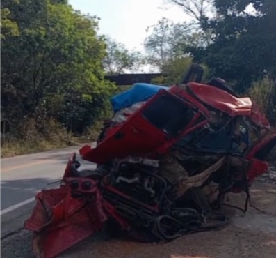Colisão entre caminhão e dois ônibus no trecho Ponte Nova – BH, deixa um morto e um ferido grave