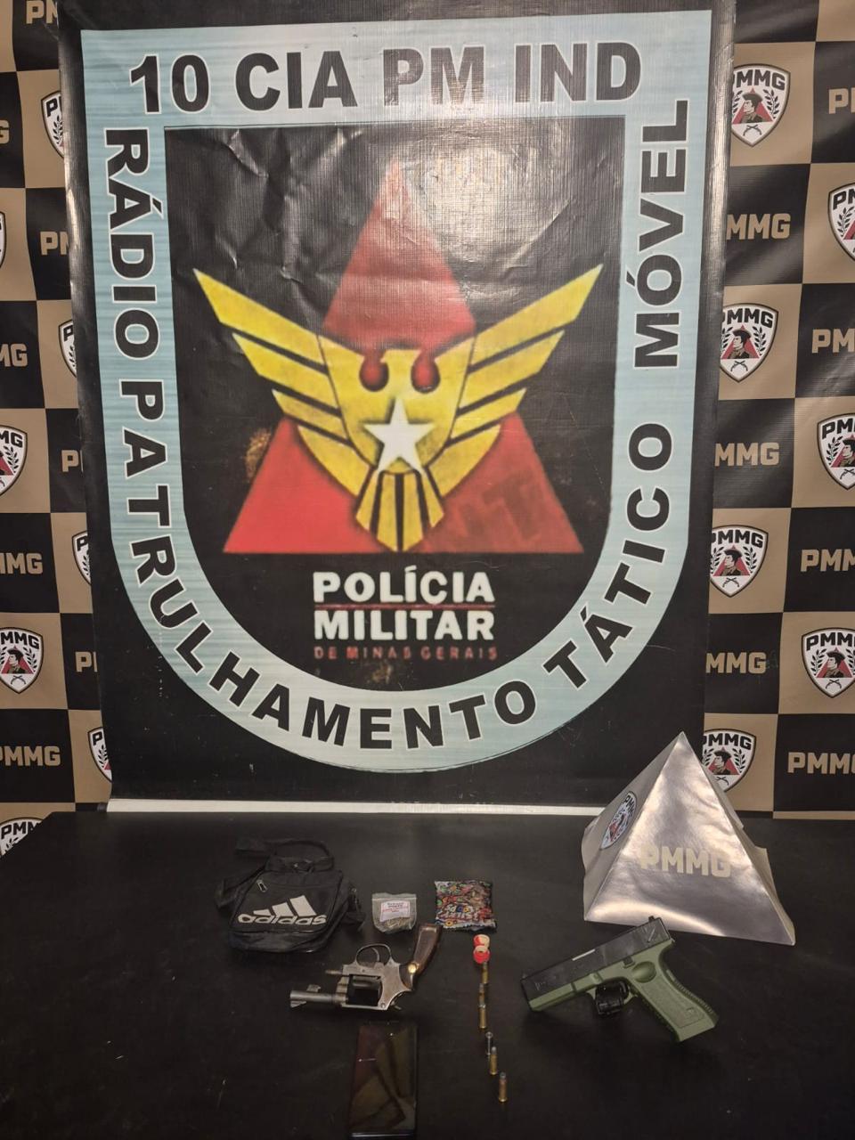 PM apreende revólver e drogas durante operação em Viçosa