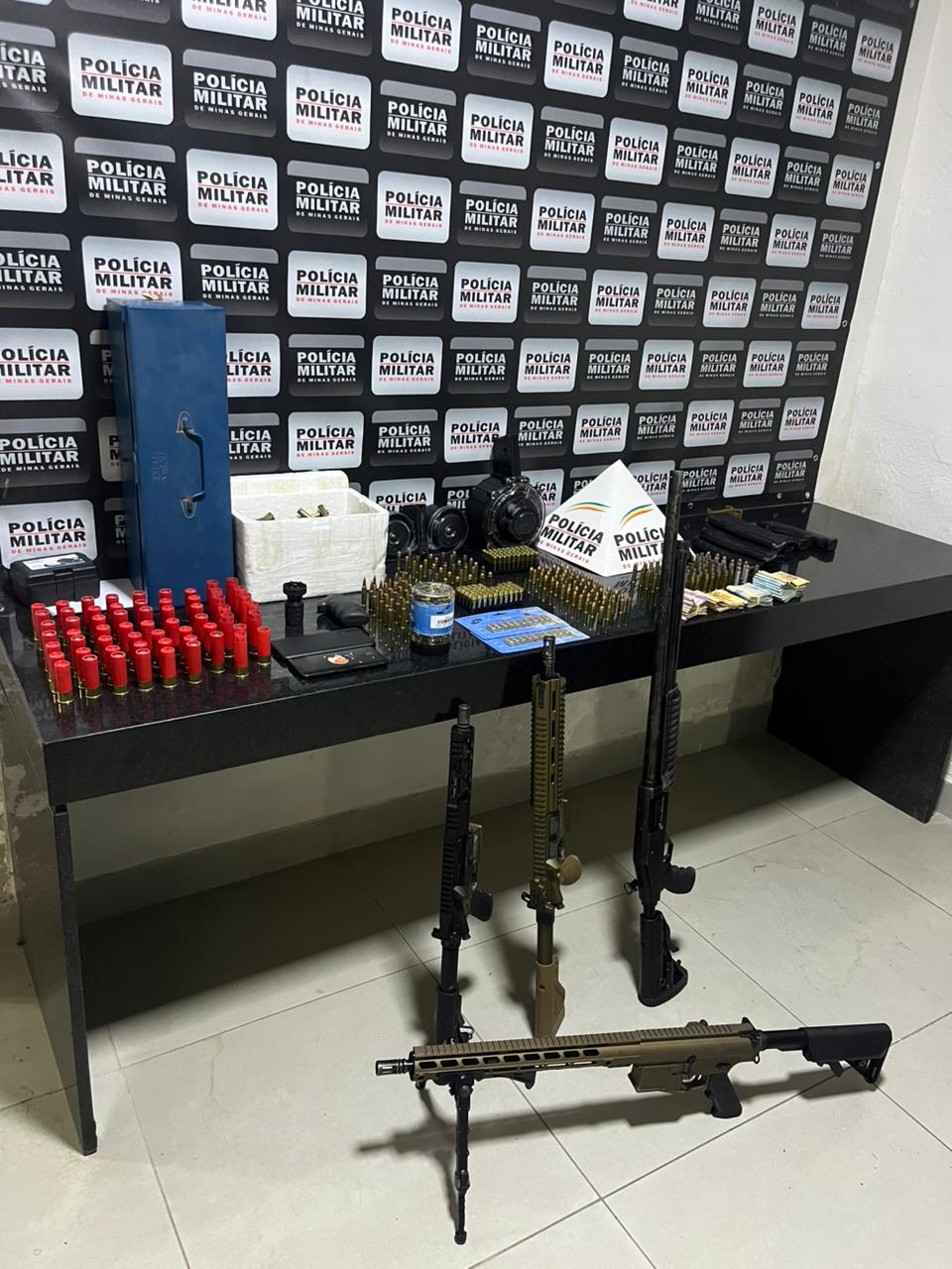 Polícia apreende arsenal com fuzil e mais de 900 munições em Ponte Nova