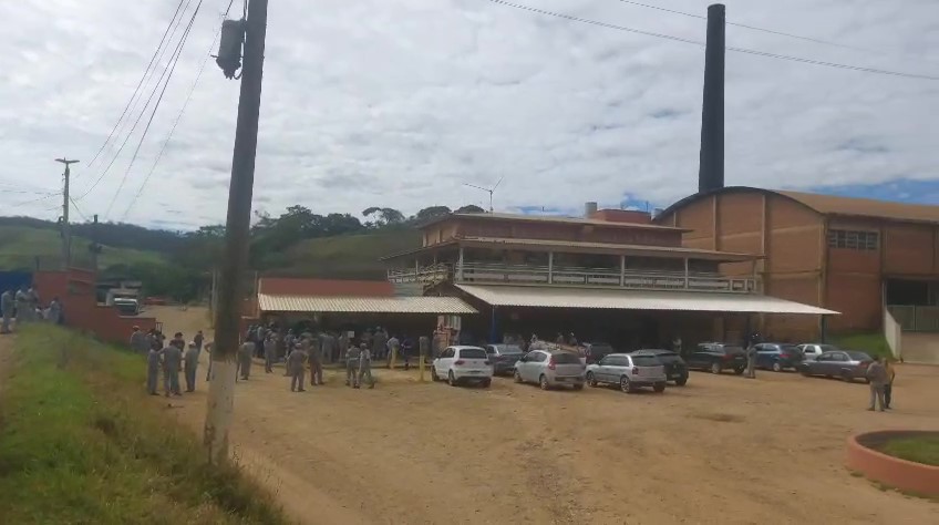 Funcionários da Usina Jatiboca protestam contra fechamento da unidade