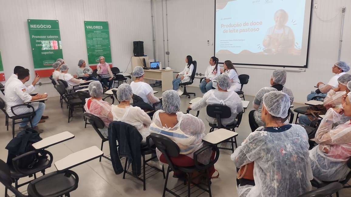 Oficina ensina produção de doce de leite durante Semana da Agricultura Familiar em Viçosa