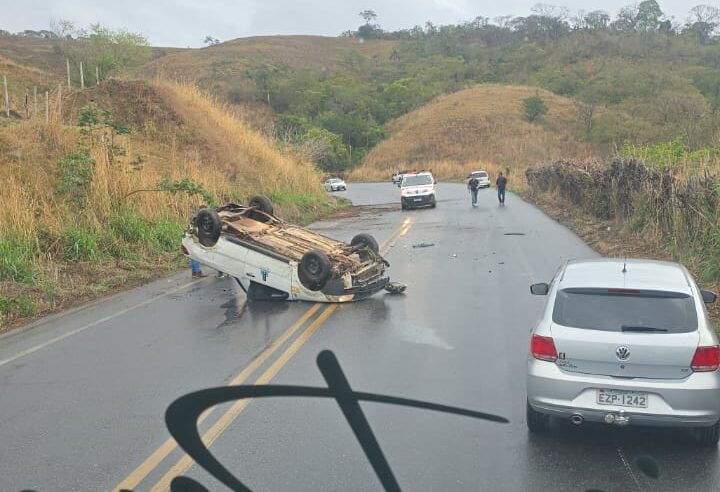Carro capota na Serra de São Geraldo; tráfego exige atenção