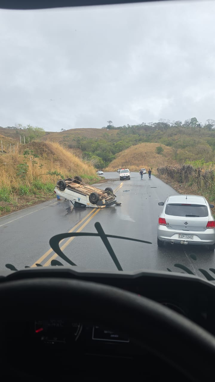 Carro capota na Serra de São Geraldo; tráfego exige atenção