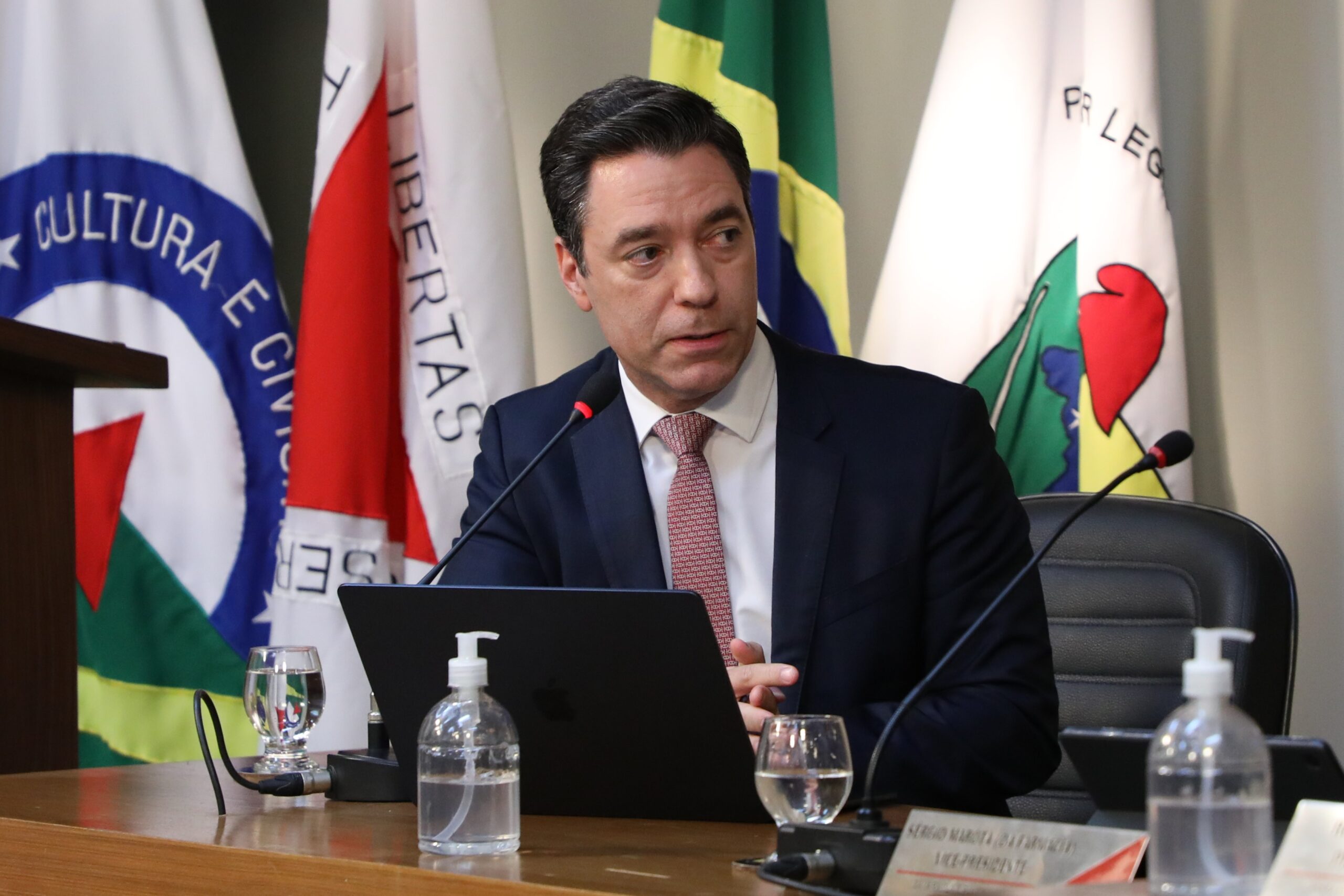 Debate sobre parecer jurídico gera tensão durante reunião na Câmara de Viçosa