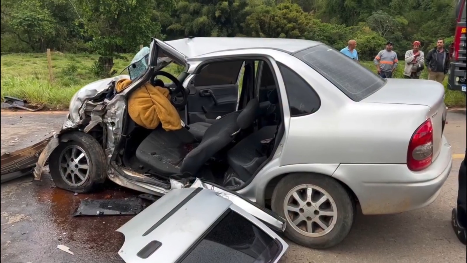 Colisão frontal entre carro e van da prefeitura de Muriaé deixa feridos na BR-356