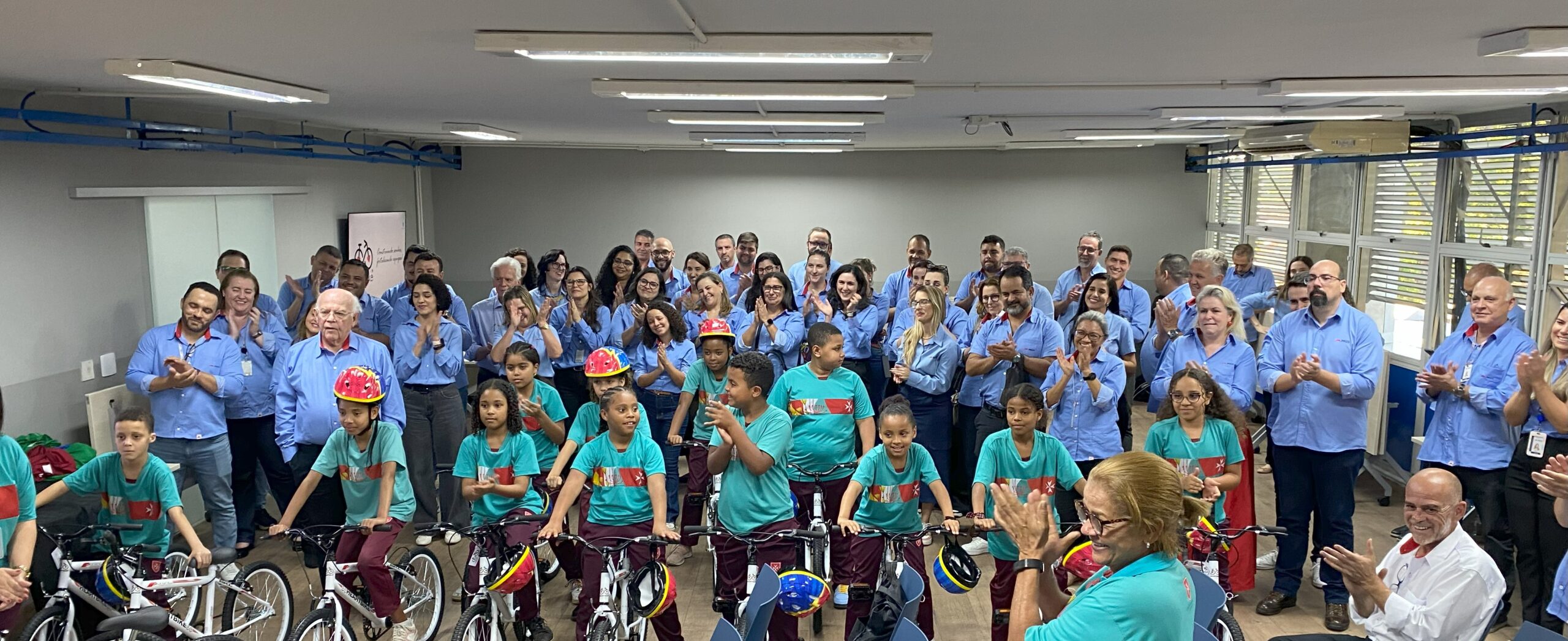 MGS leva alegria para crianças de associação em BH com doação de bicicletas