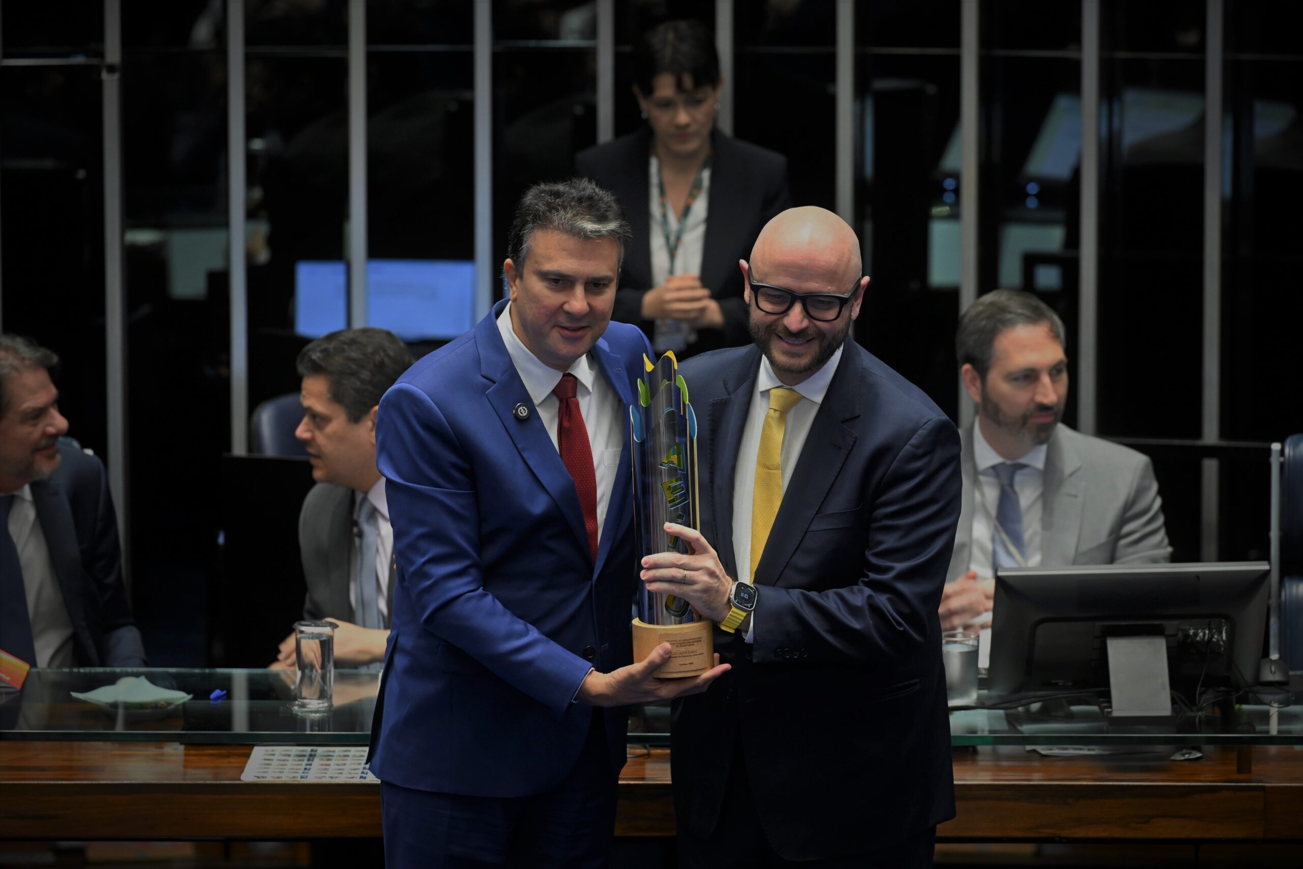 Minas Gerais é destaque nacional em alfabetização e recebe comenda do Senado Federal