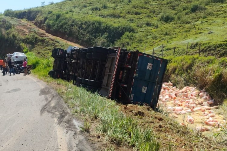 Carreta carregada com ração tomba na rodovia que liga Ervália a Muriaé