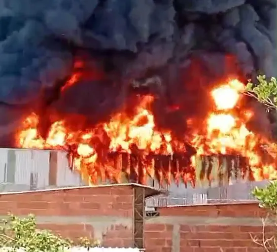 Incêndio atinge fábrica de estofados em Ubá e mobiliza bombeiros