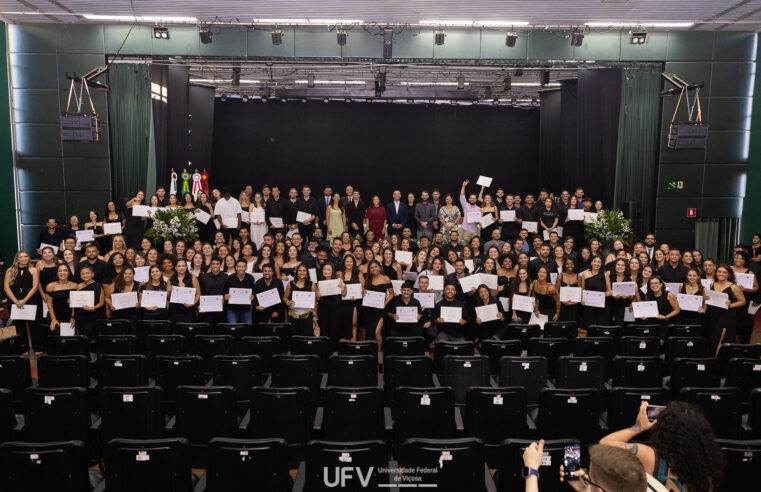 Mestres e doutores recebem certificados em cerimônia no Fernando Sabino