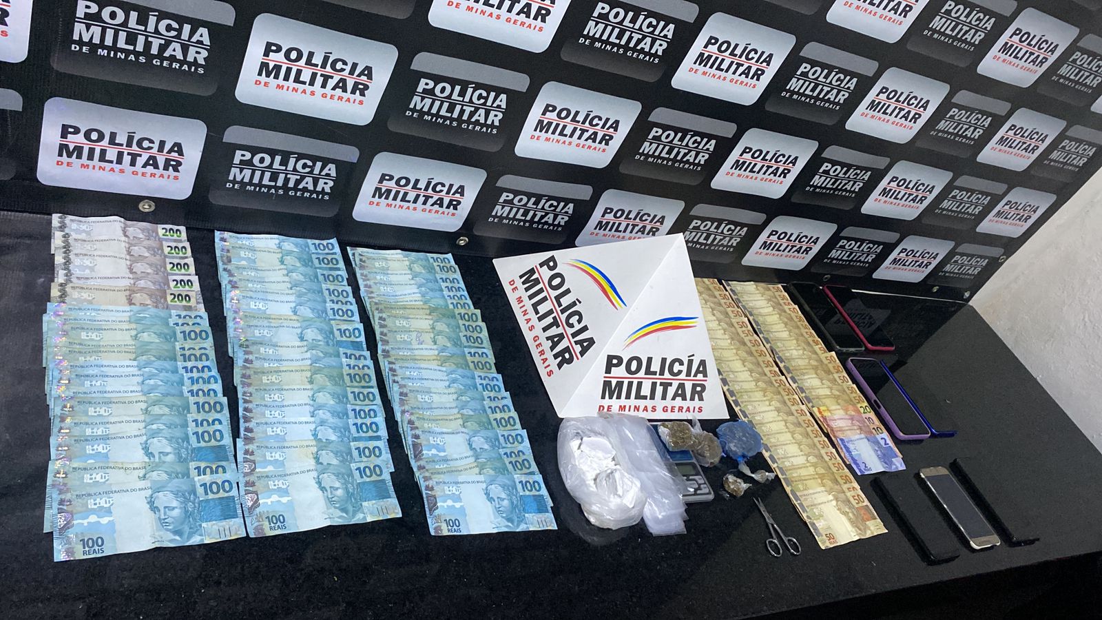 PM prende três pessoas por tráfico de drogas em Ponte Nova