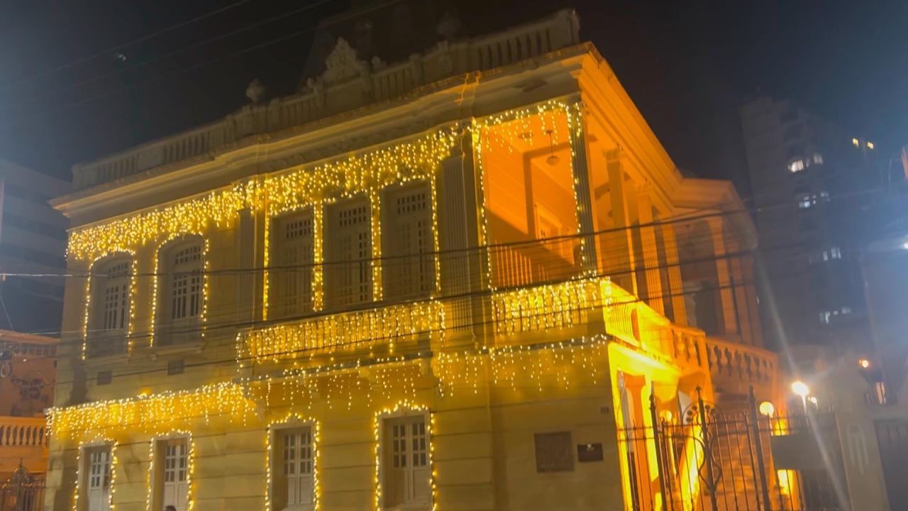 Viçosa inaugurou o Natal Iluminado 2025 com cortejo do Papai Noel