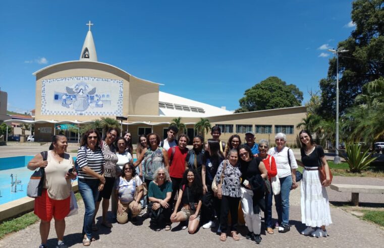 Estudantes 60+ da UNAPI e do Curso de Letras da UFV vivenciam circuito modernista em visita cultural a Cataguases