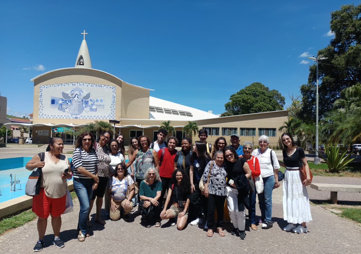 Estudantes 60+ da UNAPI e do Curso de Letras da UFV vivenciam circuito modernista em visita cultural a Cataguases