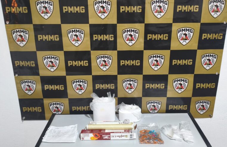 Polícia Militar cumpre mandado e apreende drogas em operação no bairro Areia Branca, em Araponga