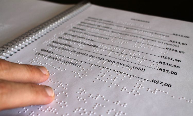 Lei sancionada em Viçosa obriga bares e restaurantes a oferecer cardápios em braille