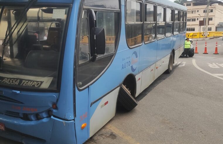 Ônibus perde controle e atropela pedestre no Centro Histórico de Ponte Nova