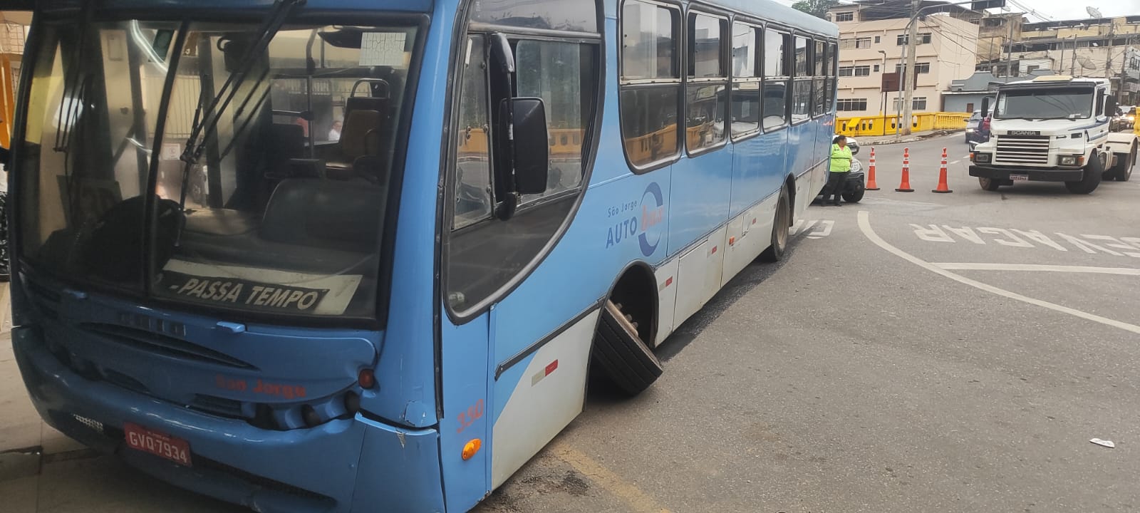 Ônibus perde controle e atropela pedestre no Centro Histórico de Ponte Nova