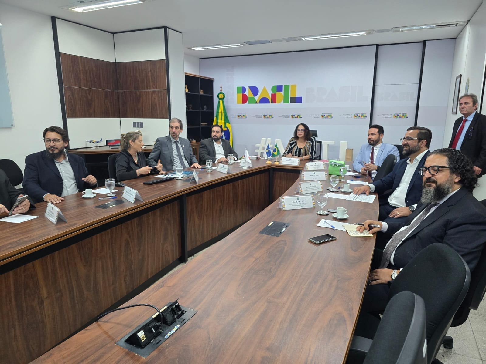Ministra do MCTI conhece projeto do tecnoPARQ em reunião com autoridades de Viçosa