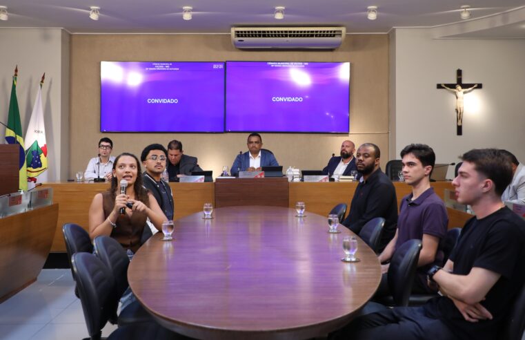 Professor e alunos da UFV apresentam o IPC-Viçosa na Câmara Municipal