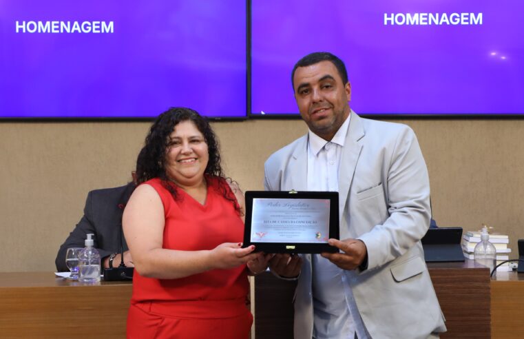 Servidora Rita de Cássia recebe Placa Alusiva pelos 25 anos de atuação no SINFUP