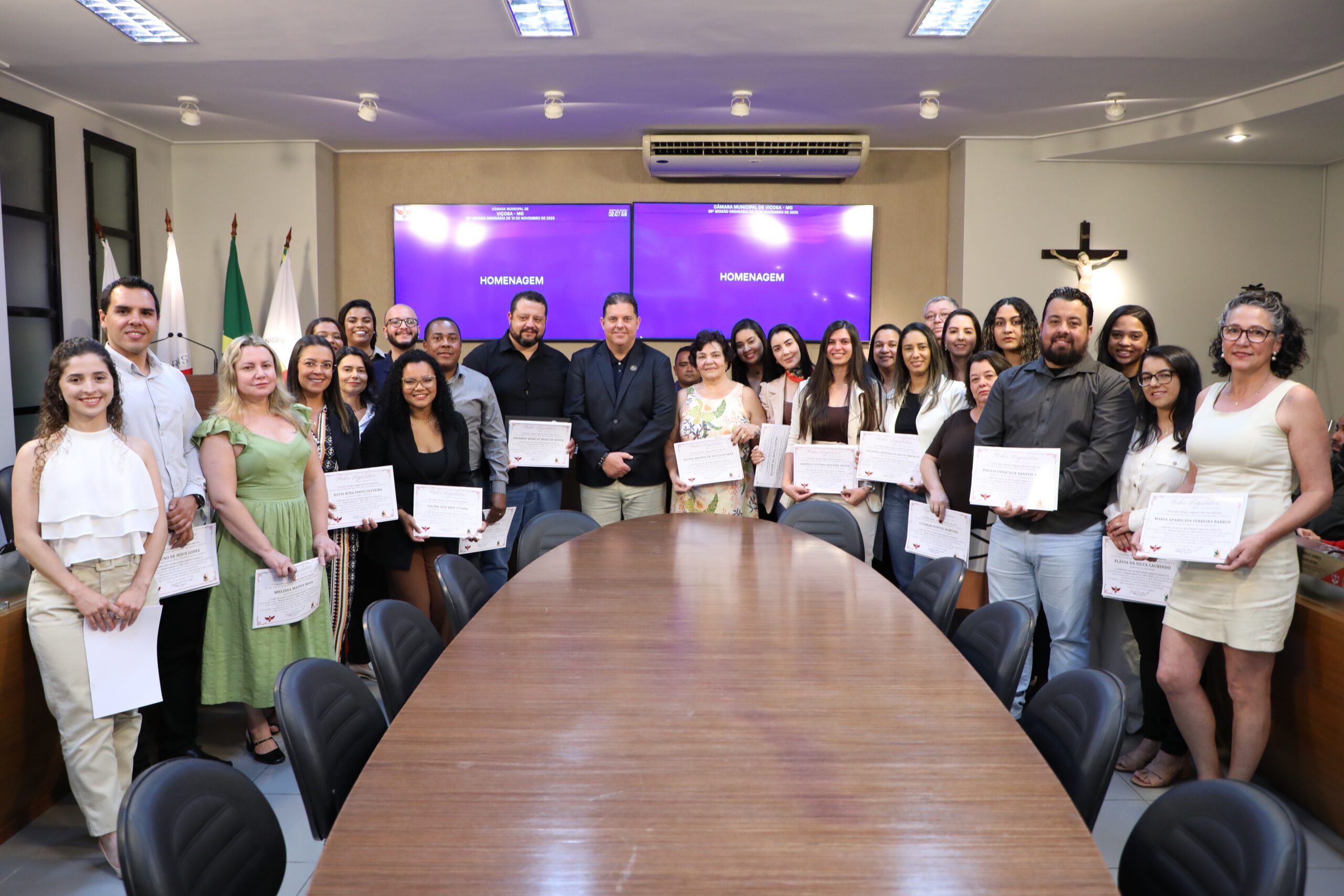 Câmara de Viçosa homenageia servidores da Gestão Financeira em reconhecimento aos serviços prestados