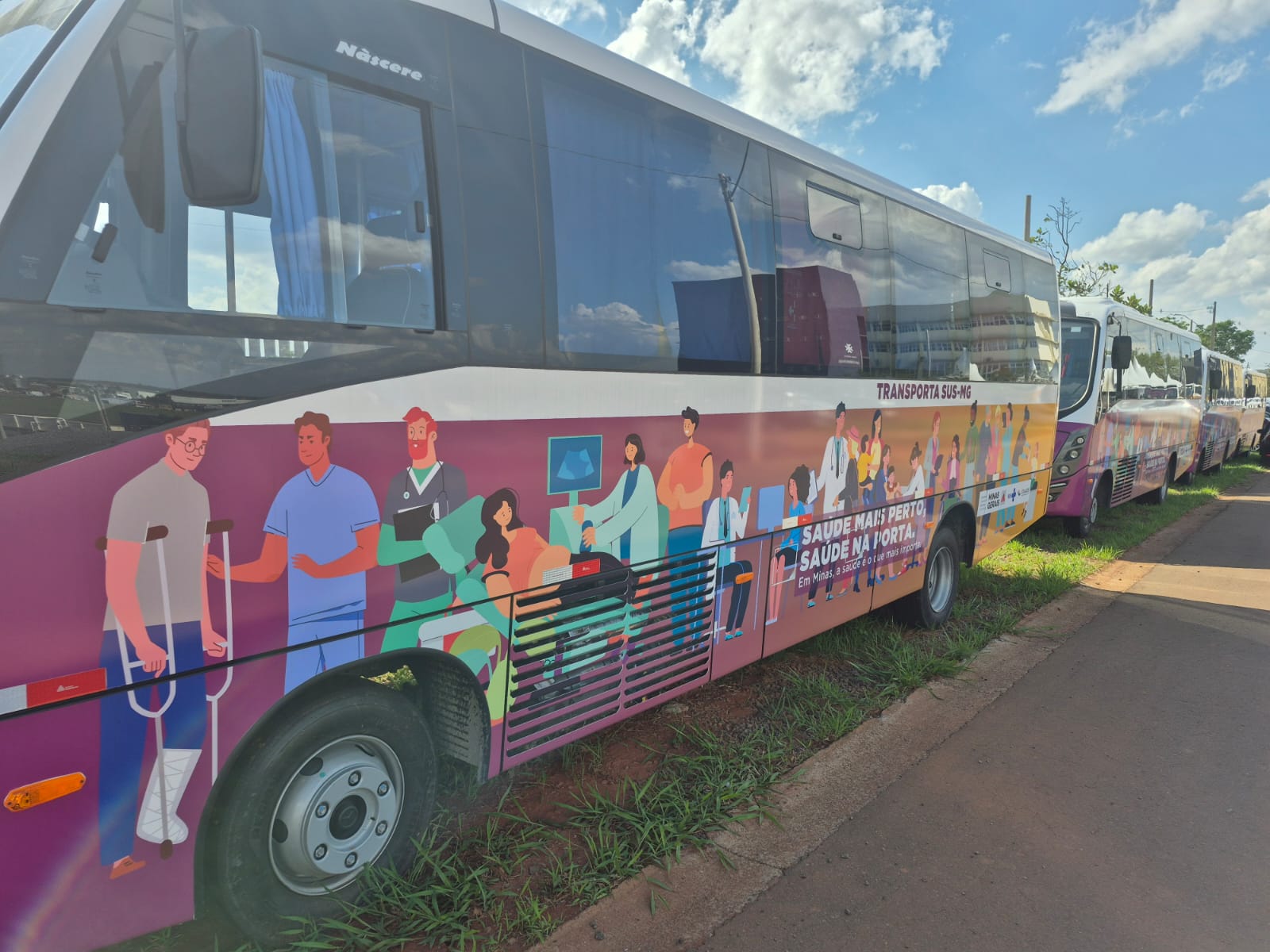 No Sul do estado, Governo de Minas entrega 63 veículos para transporte em saúde