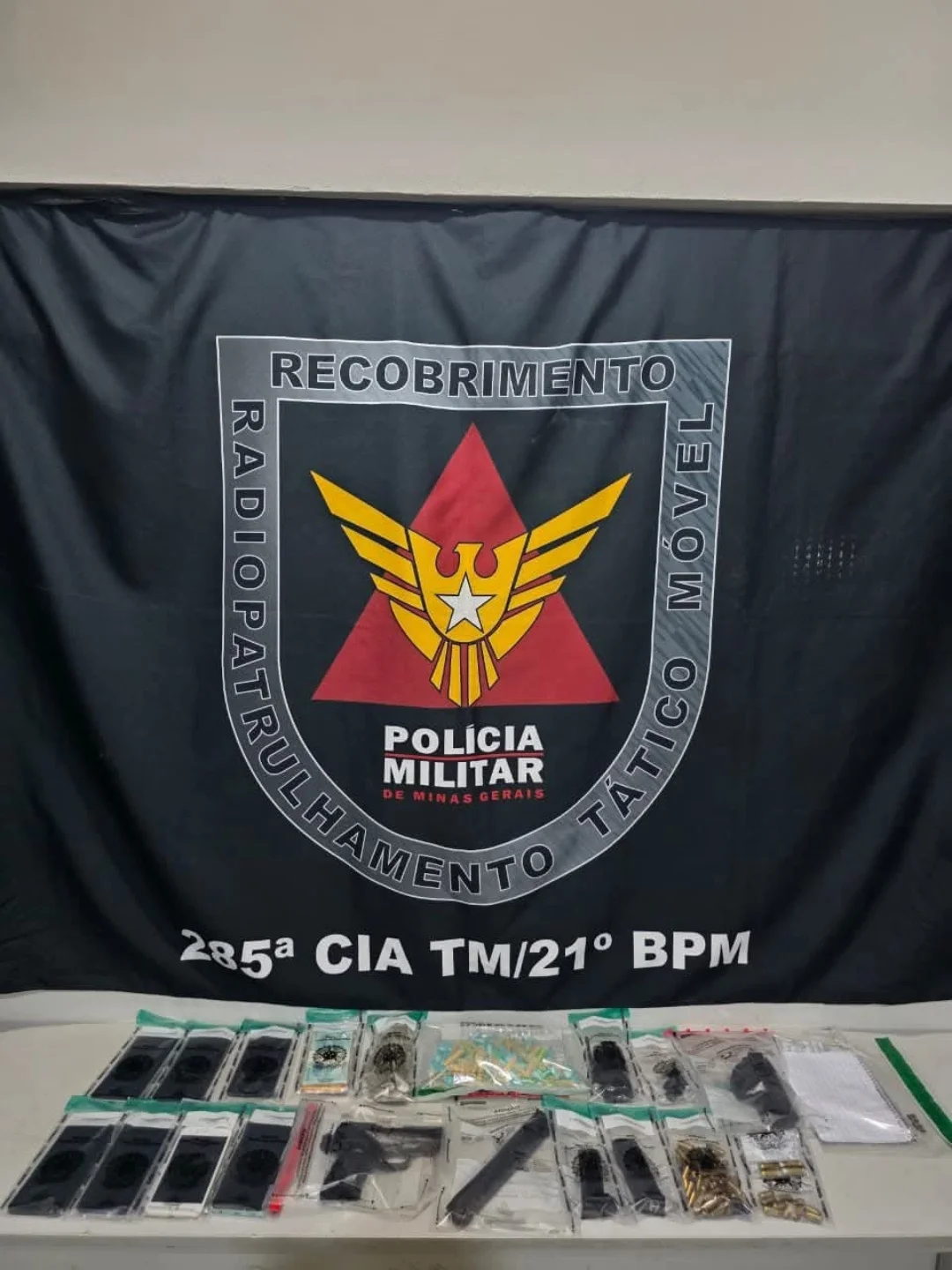 Ação policial no Beco do Zanga resulta em seis detidos e apreensão de drogas, armas e explosivo em Ubá