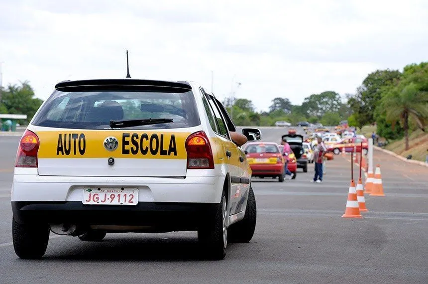 Contran elimina obrigatoriedade de aulas em autoescolas para primeira habilitação