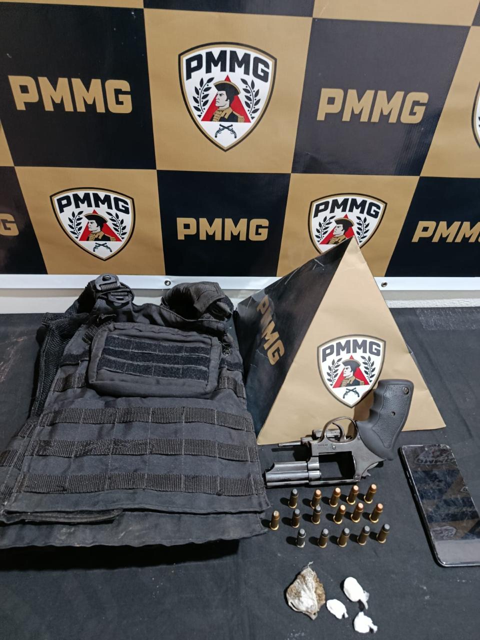 PM apreende armas e drogas no centro de Ervália