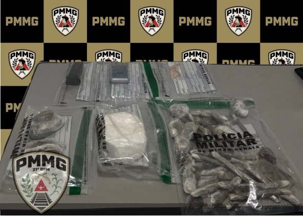 PM apreende drogas em residência, em Ubá
