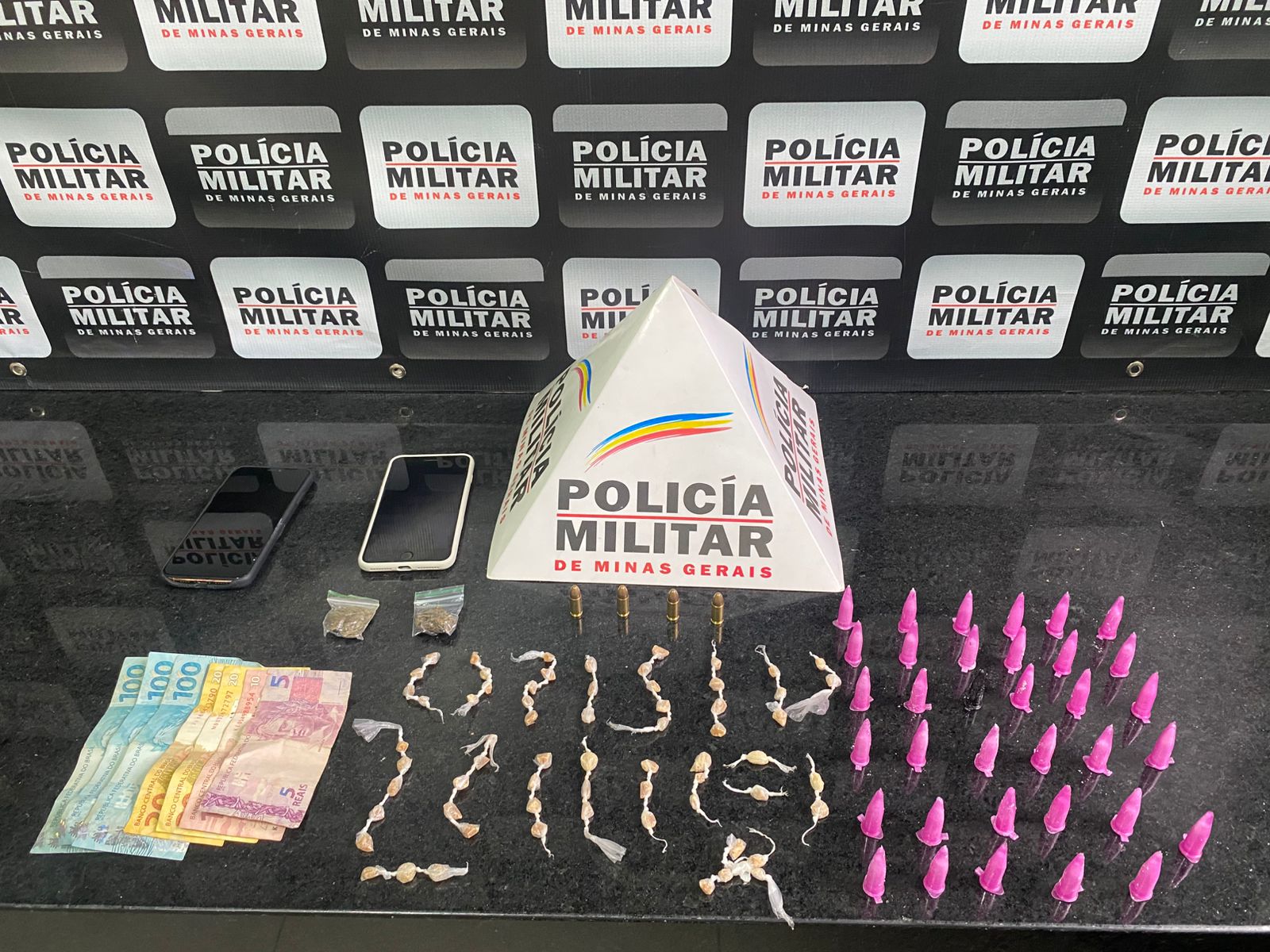 PM apreende material após conflito armado envolvendo tráfico de drogas, em Ponte Nova
