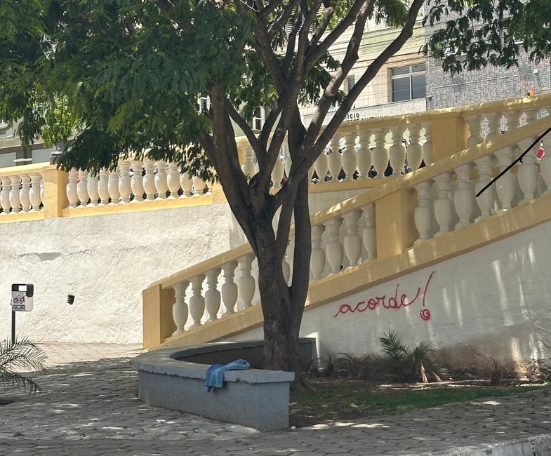 Pichação no Balaústre recém-pintado em Viçosa gera indignação popular