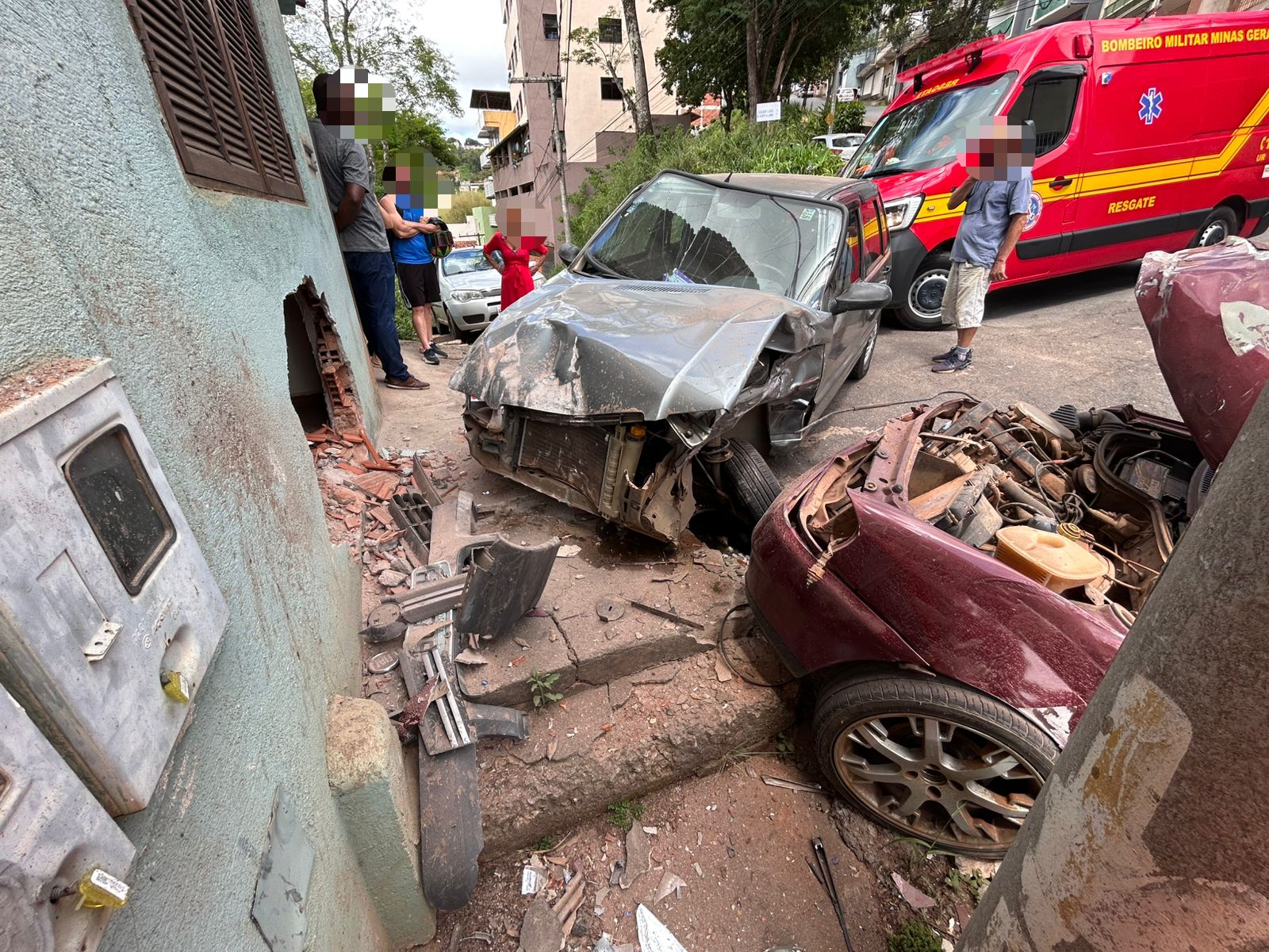 Acidente de carro na Rua João Valadares deixa condutor ferido em Viçosa