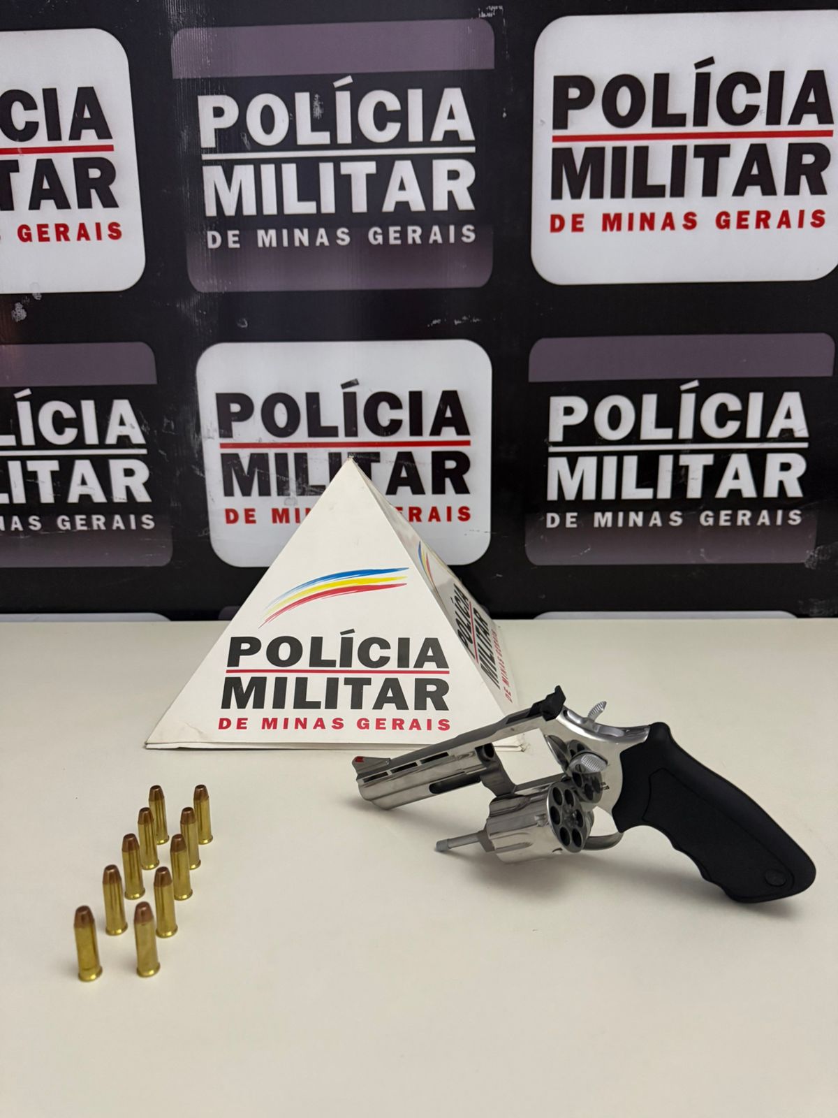 PM prende mulher e apreende drogas e munição em residência em Ponte Nova
