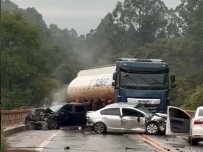 Carreta e quatro carros se envolvem em acidente que interdita BR-356 em Itabirito