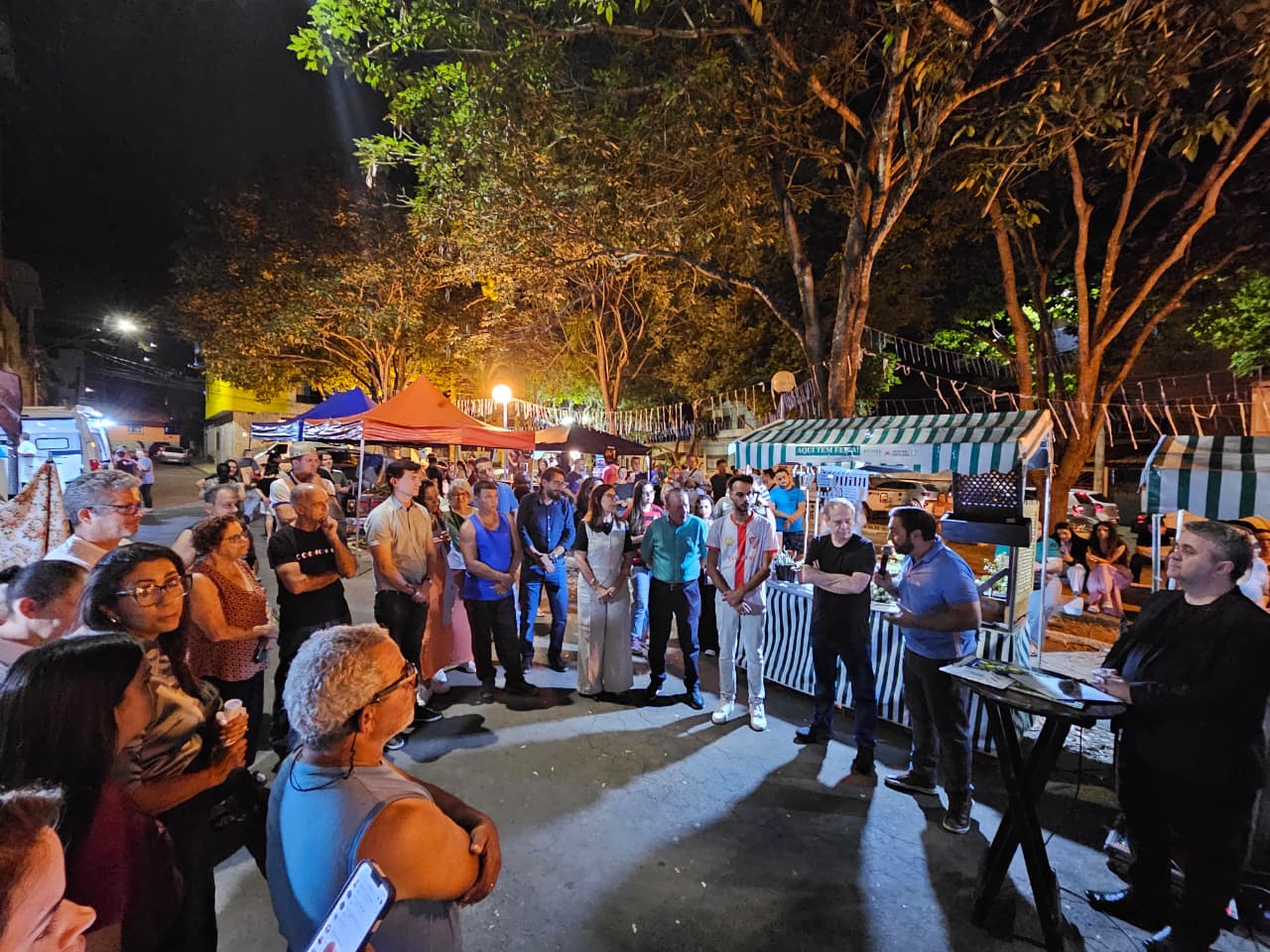 Feira livre de Silvestre é inaugurada e contrato de reforma do campo é assinado