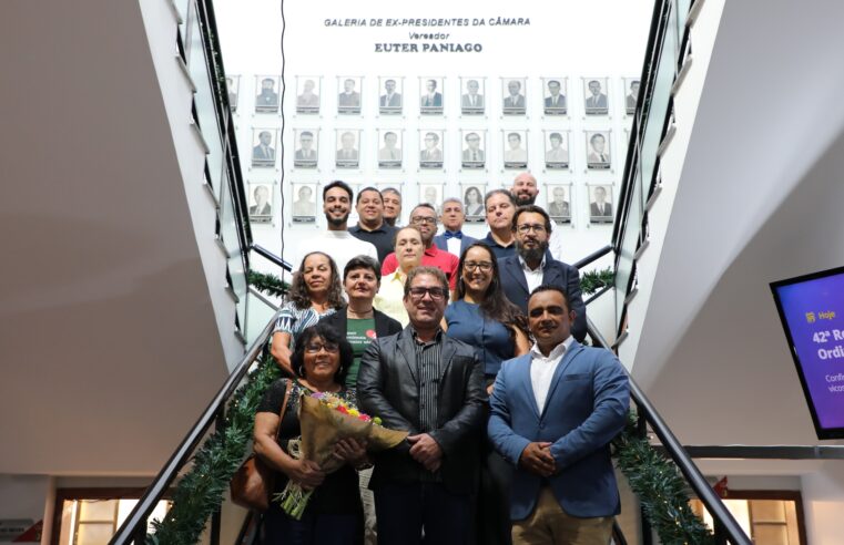 Câmara de Viçosa inaugura quadro de ex-presidente durante reunião ordinária