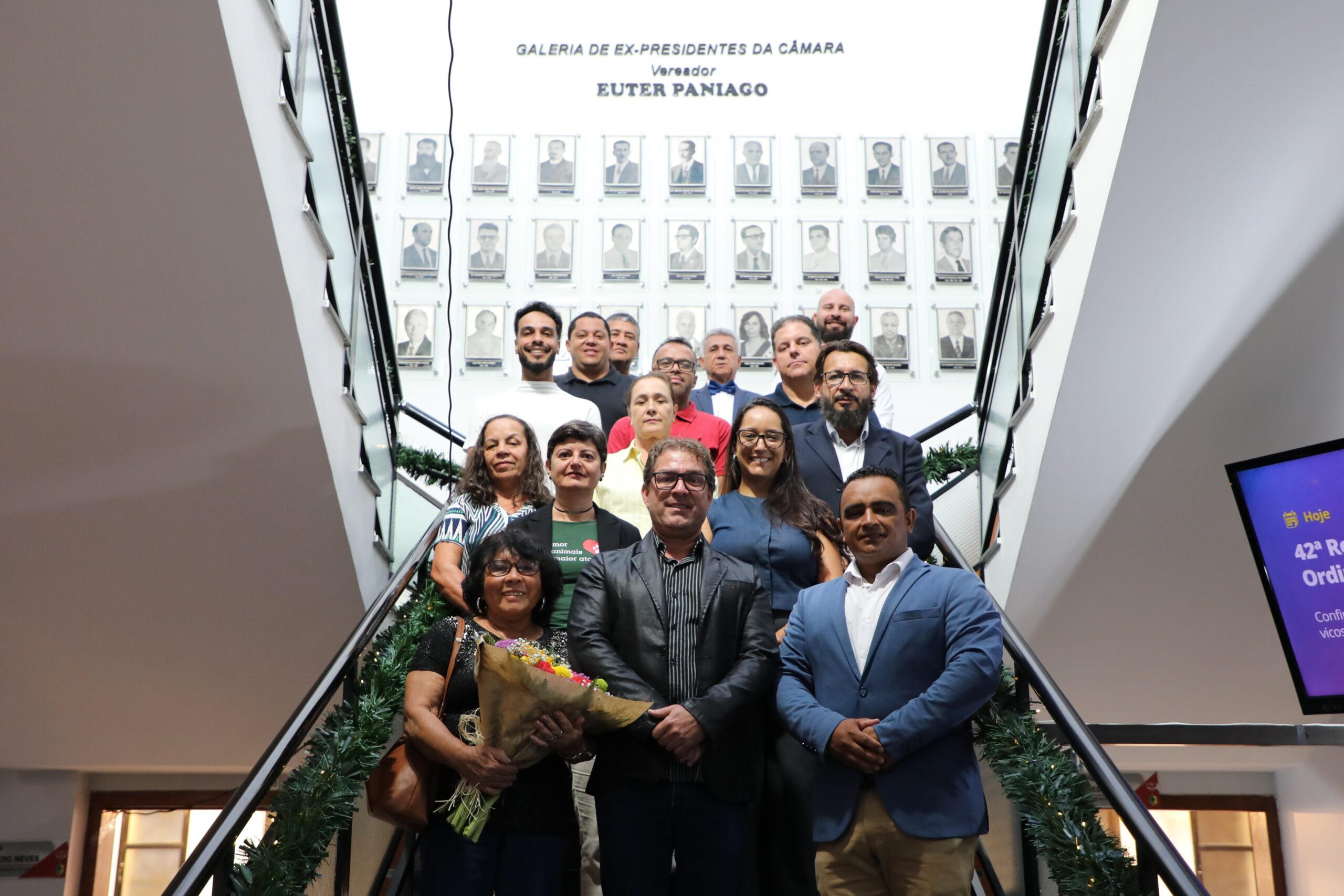 Câmara de Viçosa inaugura quadro de ex-presidente durante reunião ordinária