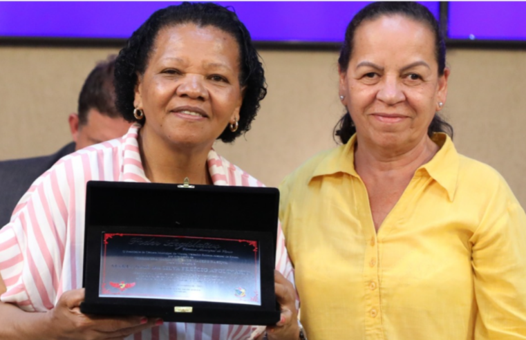 CMV entrega placa de homenagem à Maria José Apolinário
