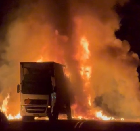 Caminhão pega fogo no trecho que liga Ponte Nova a Teixeiras