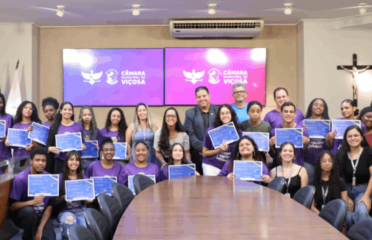 Estudantes que concluíra o projeto Parlamento Jovem entregam propostas à Câmara de Viçosa