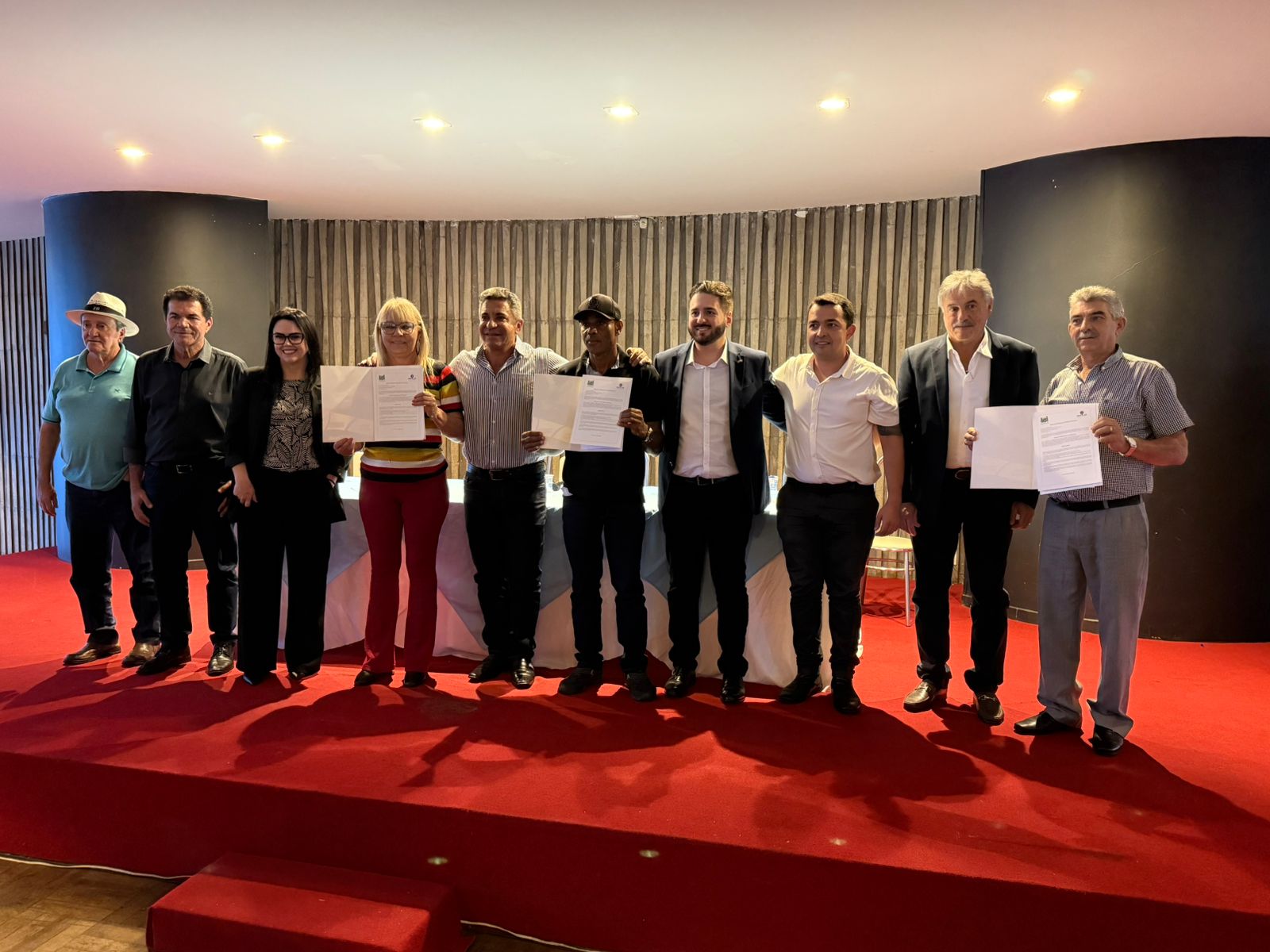 Mais de 250 famílias recebem títulos de regularização fundiária urbana em Araxá