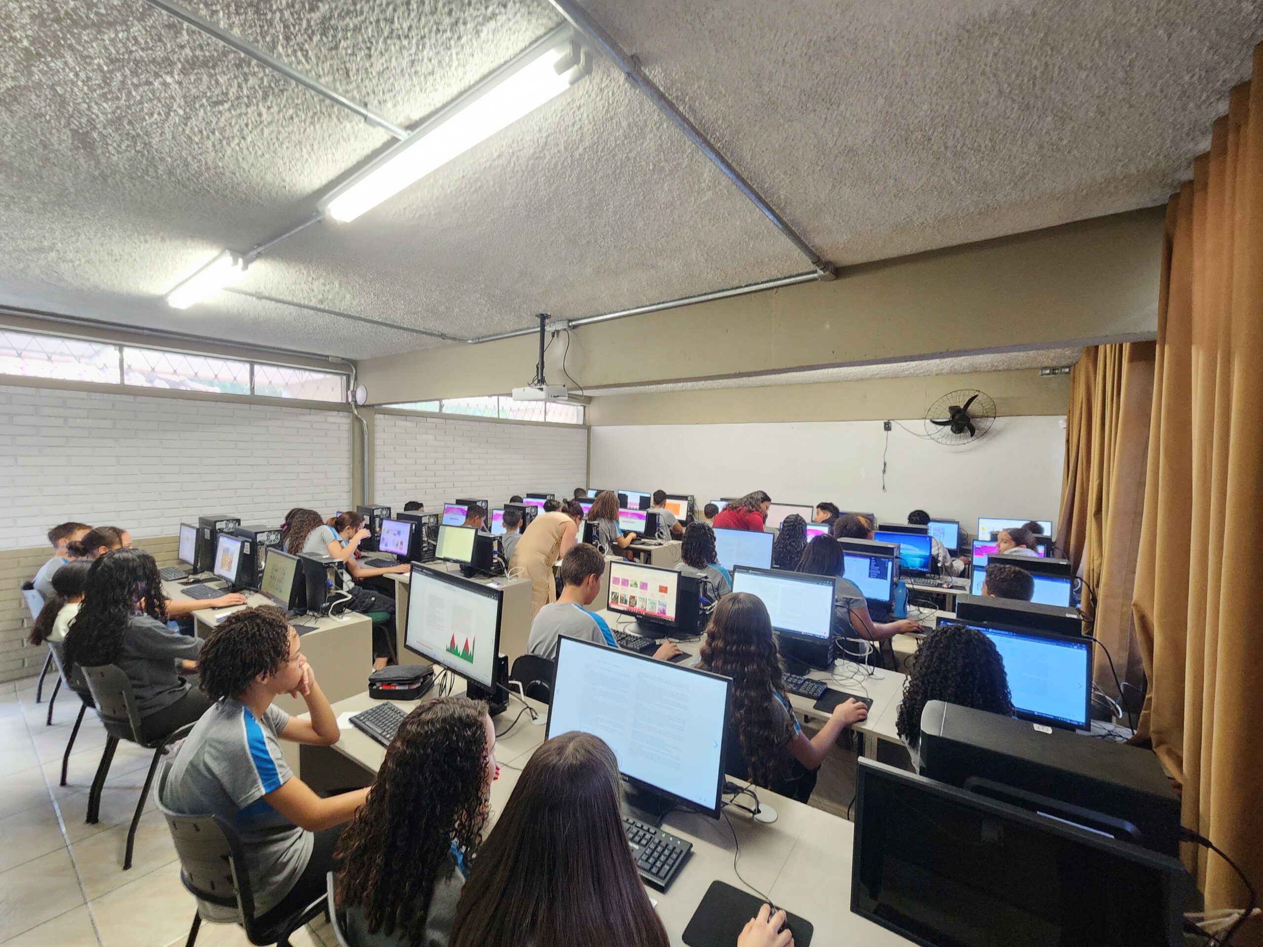 Minas Gerais adota componente curricular inédito de computação para o ensino básico em 2026