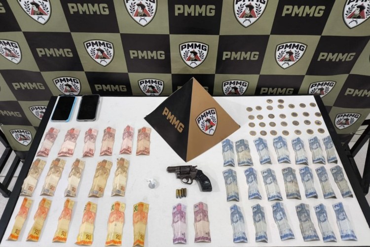 PM prende dois homens e apreende arma e dinheiro em imóvel usado para tráfico em Muriaé