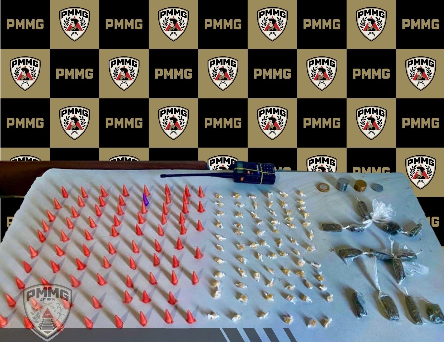 PM apreende drogas e rádio comunicador durante operação em Ubá