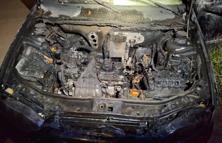 Incêndio atinge automóvel estacionado na Rua José Edmar Amaral, em Viçosa